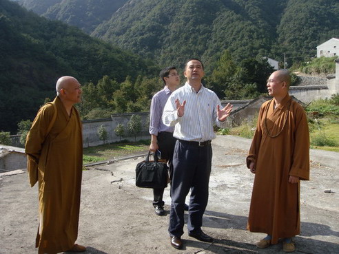 雁荡山世界地质公园管委会办公室主任、温州市雁荡山风景旅游管理局党委书记、局长陈向东先生来能仁寺视察并指导工作(图9)