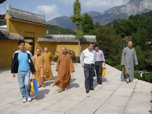 雁荡山世界地质公园管委会办公室主任、温州市雁荡山风景旅游管理局党委书记、局长陈向东先生来能仁寺视察并指导工作(图20)