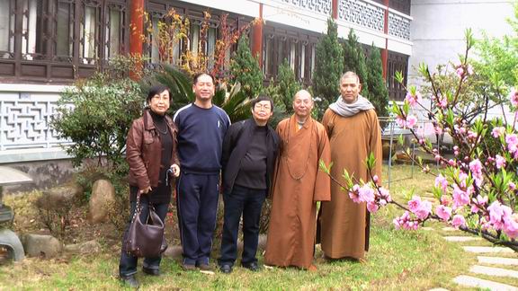 中国工笔画学会副会长谢振鸥先生与雁荡山旅游管理局党委书记吴云峰先生来我寺拜访了法大和尚(图7)