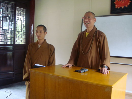 乐清东塔寺住持达因法师应邀来我院担任讲师，主讲《佛学基础》。(图1)