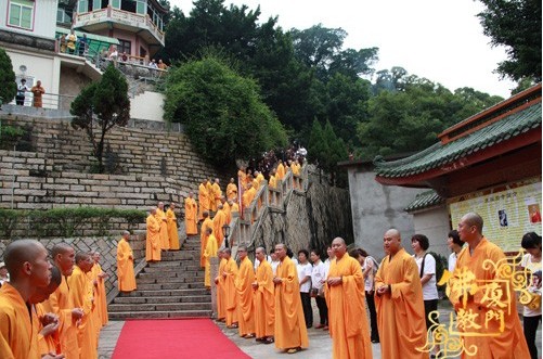 净心法师荣膺虎溪岩寺住持晋山升座庆典隆重举行(图1)