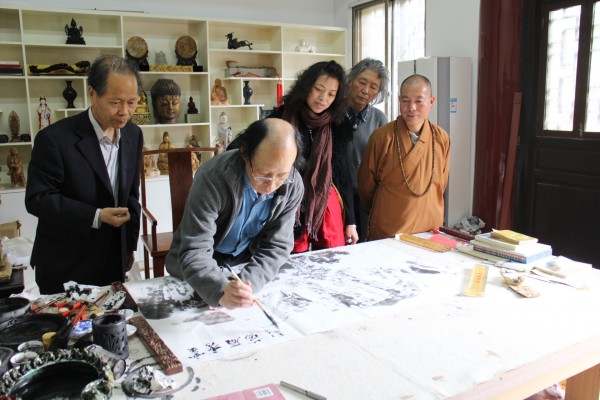 上海文史研究馆原馆长吴孟庆先生一行到温州雁荡山能仁寺拜访了法大利尚(图5)