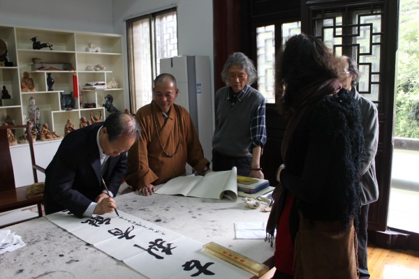 上海文史研究馆原馆长吴孟庆先生一行到温州雁荡山能仁寺拜访了法大利尚(图14)