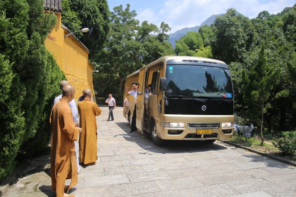 温州市委书记陈一新等一行人来能仁寺视察指导(图1)