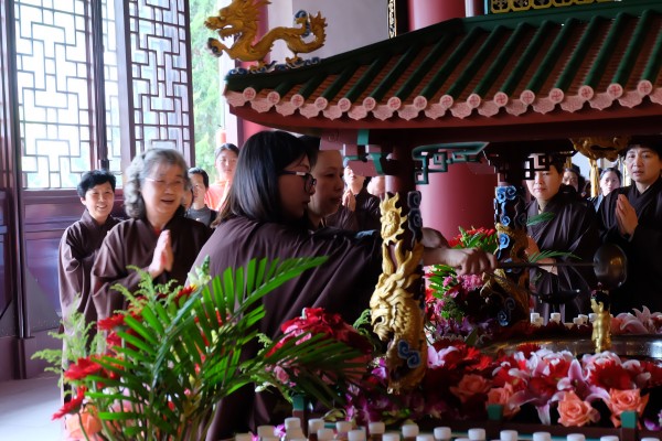 丁酉年四月初八，雁荡山能仁寺举行盛大的浴佛节法会(图24)