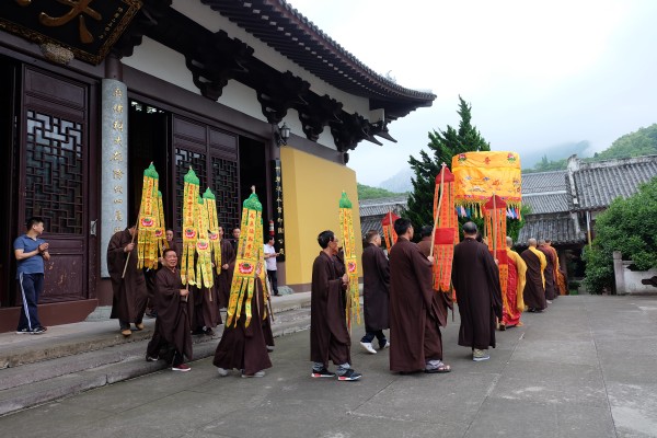 雁荡山能仁寺举行盛大的浴佛节法会(图2)